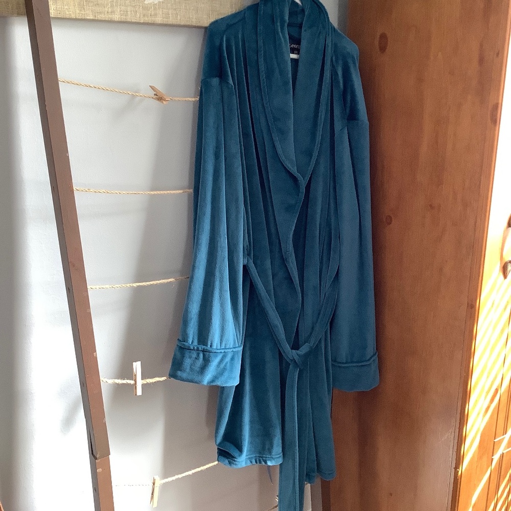 Excellent condition soft velvet feel ladies house robe.